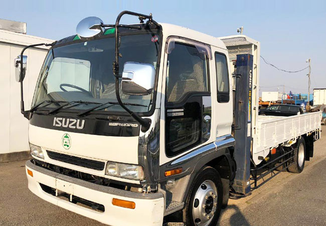 Isuzu forward стекло