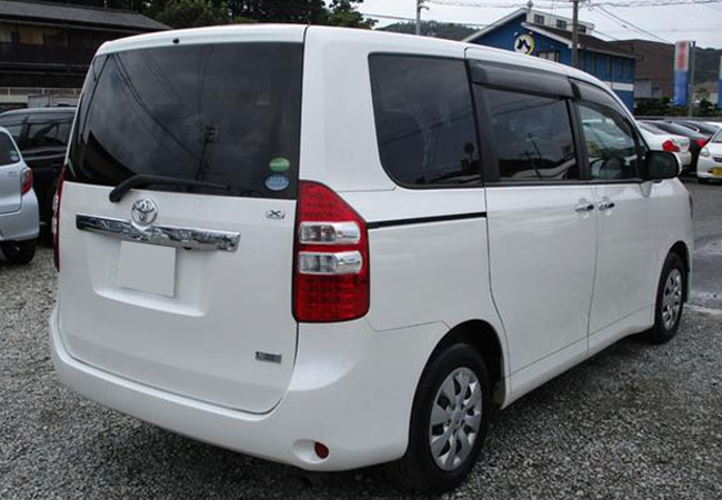 Toyota noah 2012