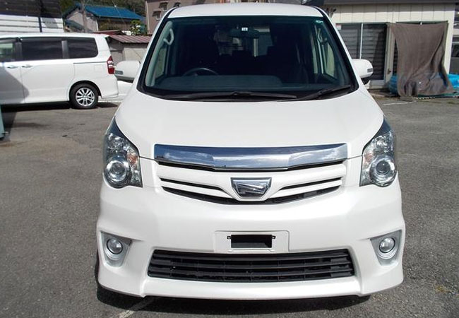 Toyota noah 2012 фото